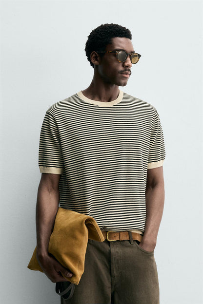 Regular fit knitted T-shirt in a cotton and linen blend yarn. Featuring a round neck and long sleeves. Ribbed trims.