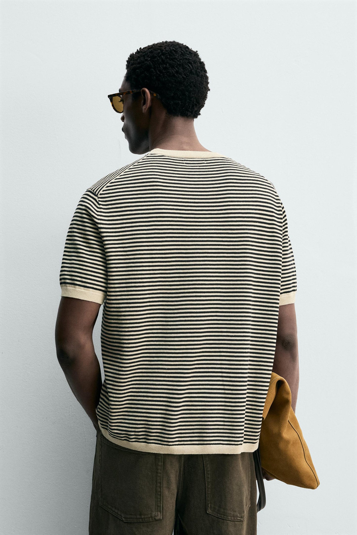 Regular fit knitted T-shirt in a cotton and linen blend yarn. Featuring a round neck and long sleeves. Ribbed trims.