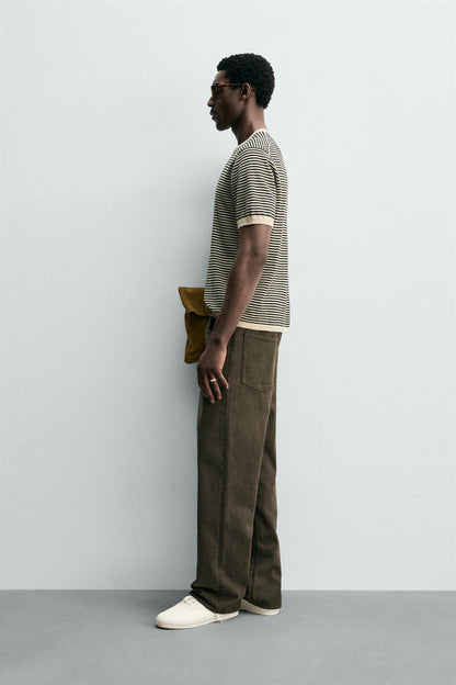 Regular fit knitted T-shirt in a cotton and linen blend yarn. Featuring a round neck and long sleeves. Ribbed trims.